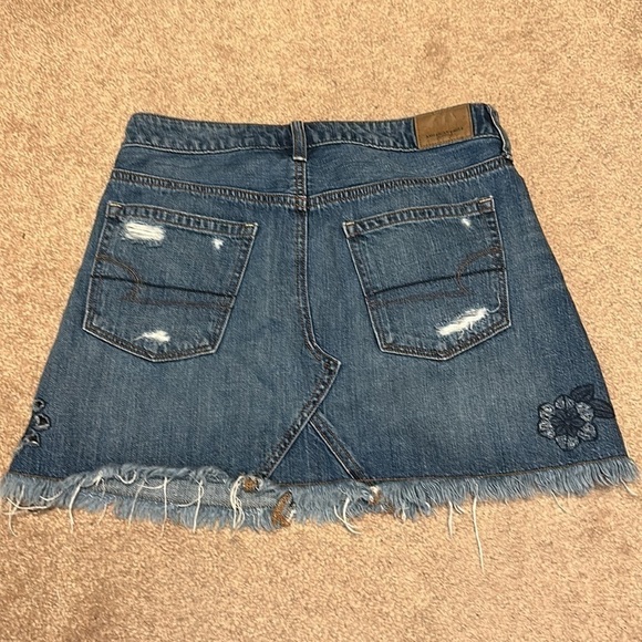 American eagle embroidered distressed denim skirt size 2 - Picture 4 of 6